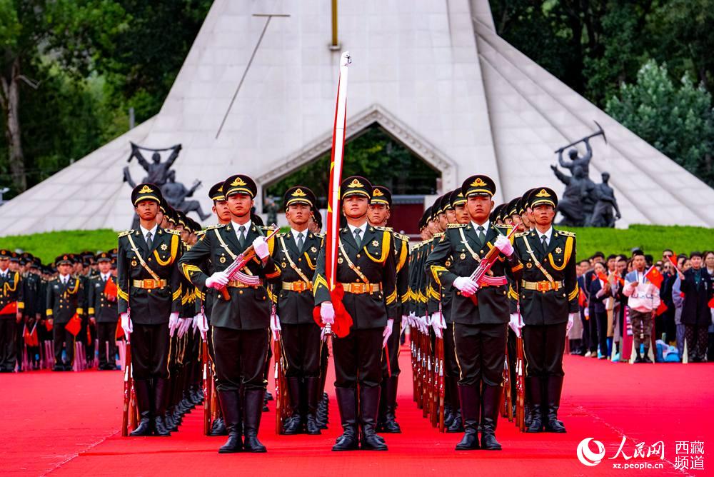 8月19日10時，慶祝西藏和平解放70周年大會在拉薩市布達拉宮廣場隆重舉行。這是大會舉行升旗儀式。徐馭堯 攝