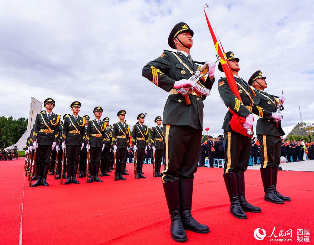 8月19日10時，慶祝西藏和平解放70周年大會在拉薩市布達拉宮廣場隆重舉行。這是大會舉行升旗儀式。徐馭堯 攝