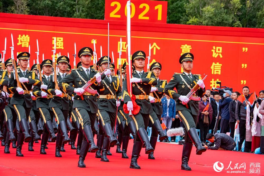 8月19日10時，慶祝西藏和平解放70周年大會在拉薩市布達拉宮廣場隆重舉行。這是大會舉行升旗儀式。徐馭堯 攝