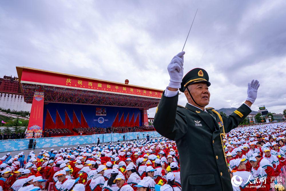 8月19日10時，慶祝西藏和平解放70周年大會在拉薩市布達拉宮廣場隆重舉行。徐馭堯 攝