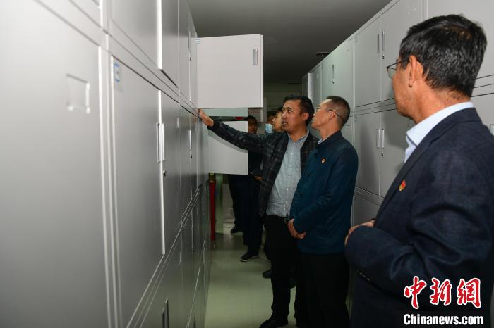 圖為參加西藏三大重點(diǎn)文物保護(hù)維修工程檔案移交進(jìn)館儀式人員參觀拉薩市檔案館?！∝暩聛?lái)松 攝