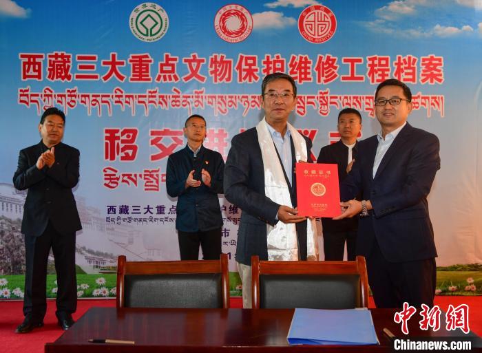 圖為西藏三大重點(diǎn)文物保護(hù)維修工程檔案移交進(jìn)館儀式現(xiàn)場(chǎng)?！∝暩聛?lái)松 攝