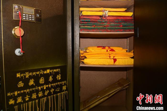 圖為拉薩市檔案館里收藏的藏文古籍?！∝暩聛?lái)松 攝