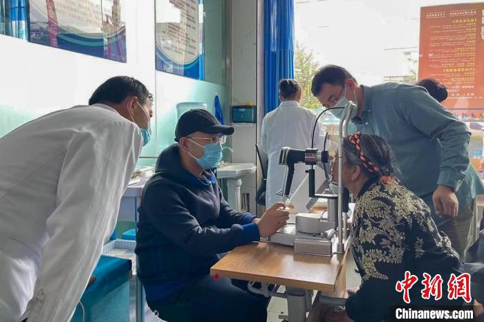 圖為9月10日，專家在日喀則藏康醫(yī)院開(kāi)展義診活動(dòng)。　梁雅琪 攝