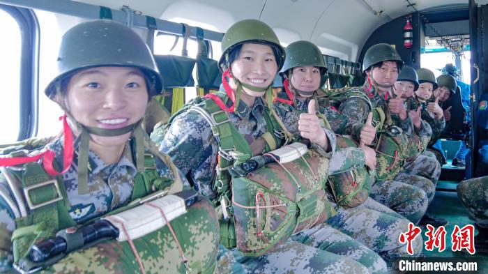 圖為女兵們在直升機上準備跳傘。　王述東 攝