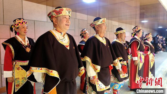 圖為西藏老年舞蹈隊(duì)在后臺準(zhǔn)備上場。　貢桑拉姆 攝
