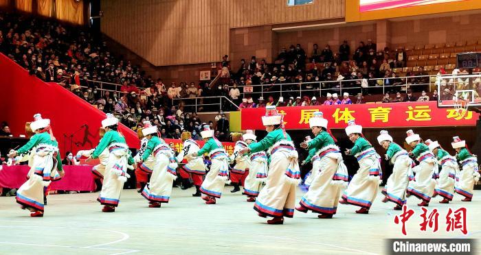 圖為西藏老年舞蹈隊(duì)齊跳傳統(tǒng)鍋莊舞?！∝暽＠?攝