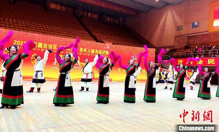 圖為西藏老年舞蹈隊(duì)齊跳傳統(tǒng)鍋莊舞?！∝暽＠?攝