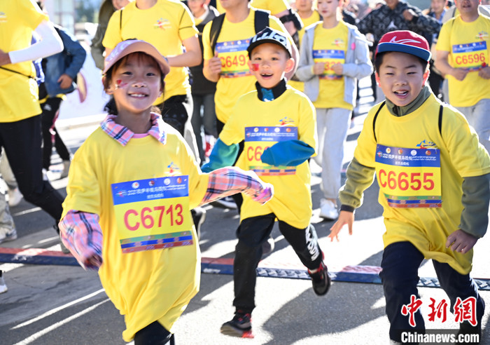 圖為當(dāng)?shù)貎和瘏⒓用阅惆氤恬R拉松。 <a target='_blank' ><p  align=