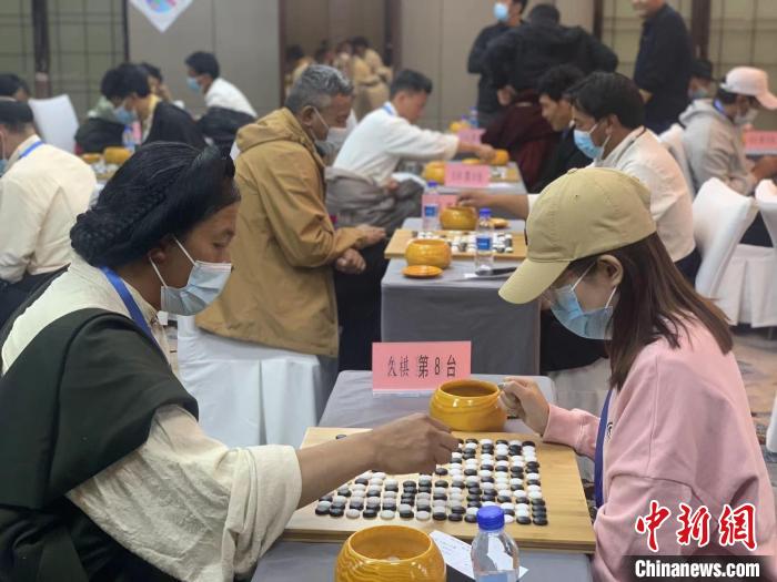 圖為參賽選手正在進(jìn)行藏棋對(duì)弈?！≈x牧 攝