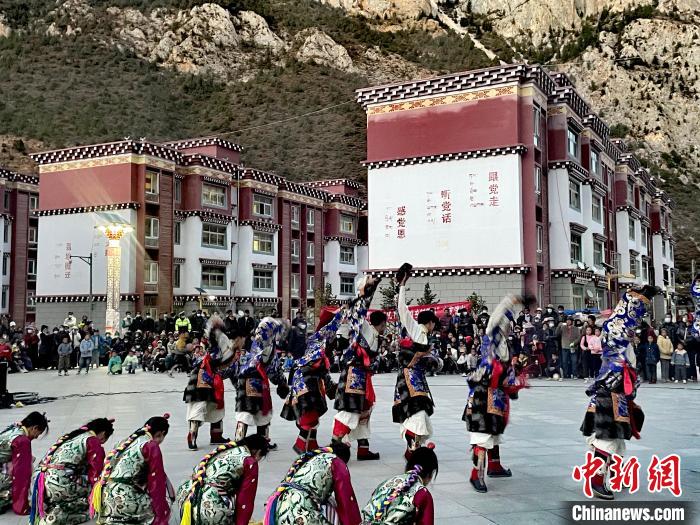 圖為文藝工作者在新村表演節(jié)目。　左貢縣委宣傳部 供圖