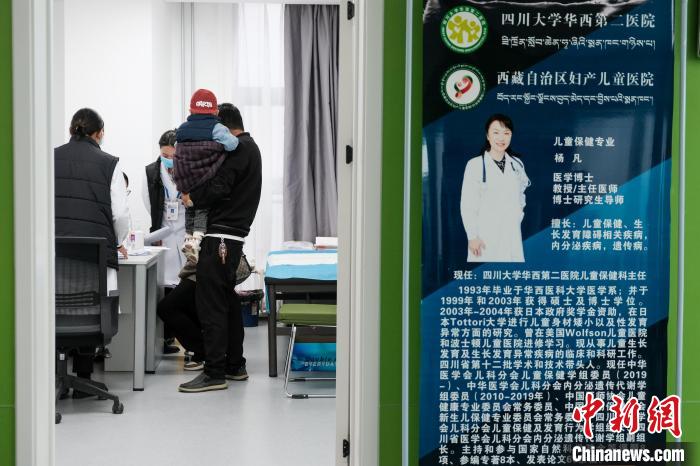 圖為四川大學華西第二醫(yī)院專家接診。　江飛波 攝