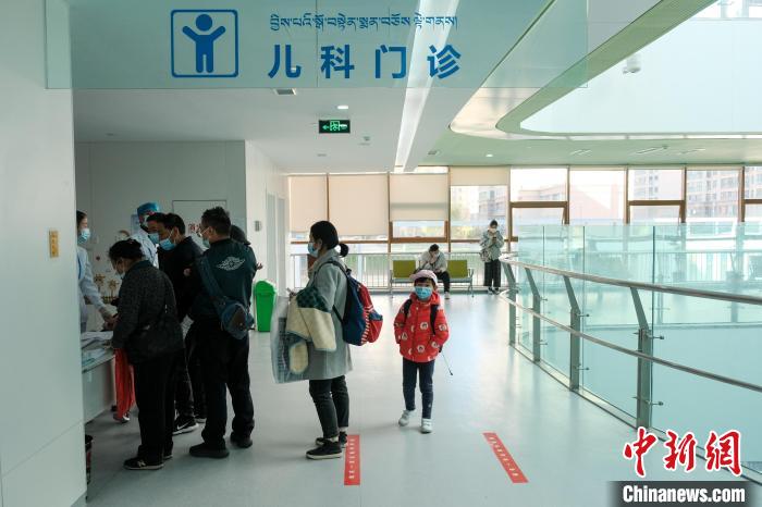 圖為兒科義診接診現(xiàn)場?！〗w波 攝