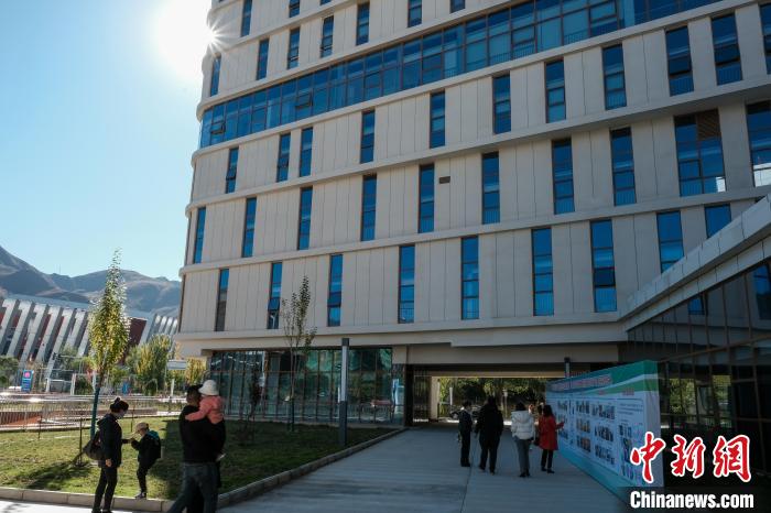 因疫情防控需要，此次義診活動進行了人數(shù)限定。圖為西藏民眾帶著孩子到醫(yī)院就診?！〗w波 攝