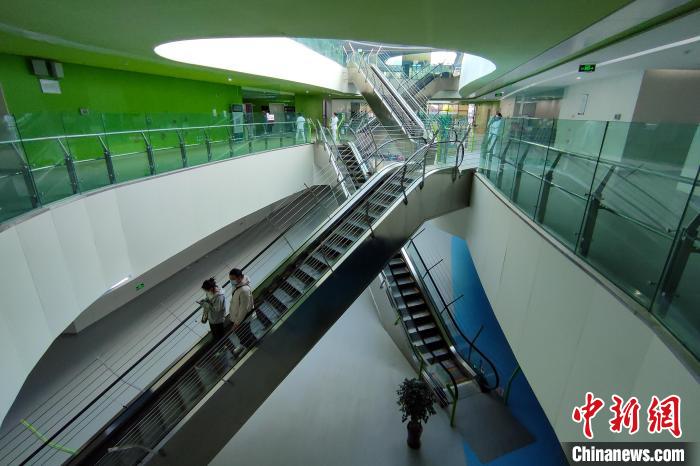 圖為西藏自治區(qū)婦產(chǎn)兒童醫(yī)院內(nèi)景?！〗w波 攝