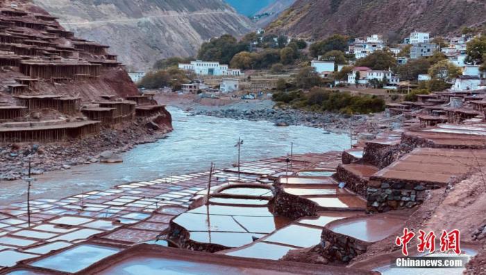 資料圖為芒康千年古鹽田。 <a target='_blank' ><p  align=