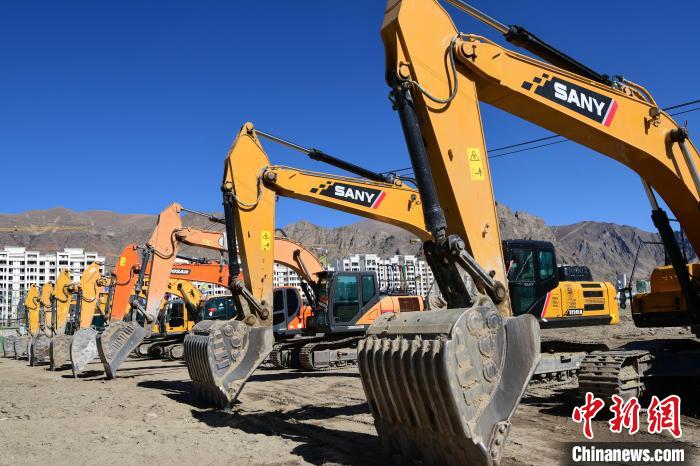 圖為人大附中拉薩學(xué)校開工奠基儀式現(xiàn)場?！∝暩聛硭?攝