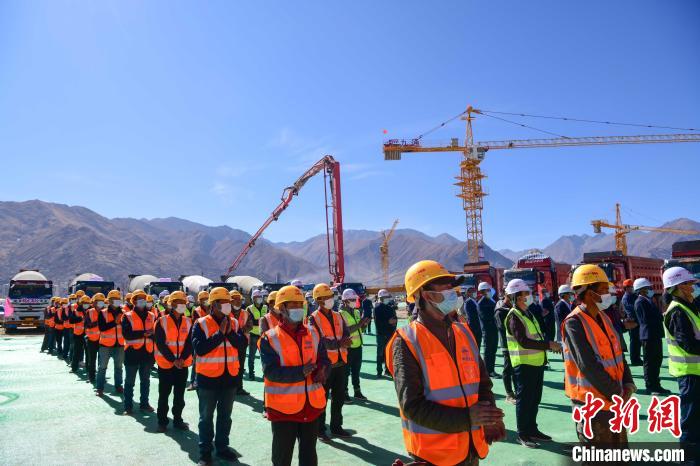 圖為人大附中拉薩學(xué)校開工奠基儀式現(xiàn)場?！∝暩聛硭?攝