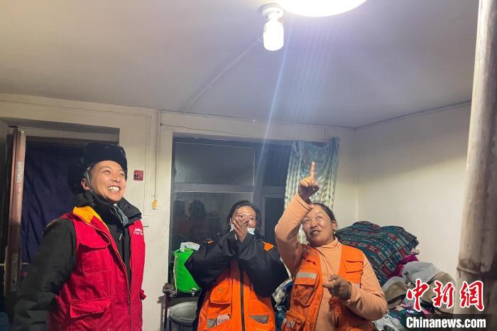 青藏公路109道班接入大網(wǎng)電。　 閆昱翰 　攝