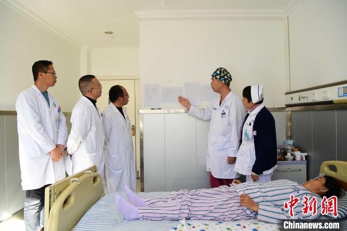 圖為何蔚副主任醫(yī)師(站右二)及團(tuán)隊(duì)術(shù)后對(duì)患者的肌肉訓(xùn)練、蛋白飲食等制定了每半日的康復(fù)計(jì)劃?！∝暩聛?lái)松 攝