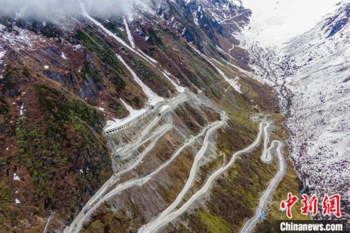 圖為嘎隆拉隧道南段，穿過(guò)該隧道后便正式進(jìn)入了墨脫縣范圍。