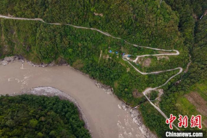 雅魯藏布江一側(cè)的墨脫公路。
