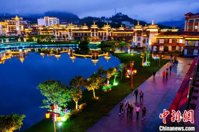 墨脫入夜，華燈初上，昔日“高原孤島”如今日漸繁華。