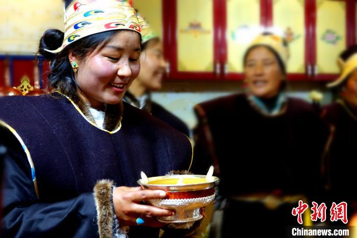 圖為藏族姑娘向客人敬酒。　冉文娟 攝