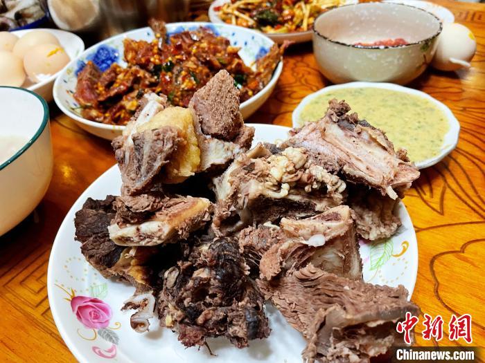 圖為除夕之夜的大餐?！∪轿木?攝