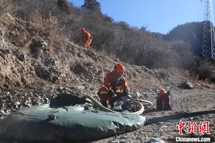 圖為參訓(xùn)消防指戰(zhàn)員架設(shè)蓄水池?！〔际猩窒乐ш牻_縣中隊 攝