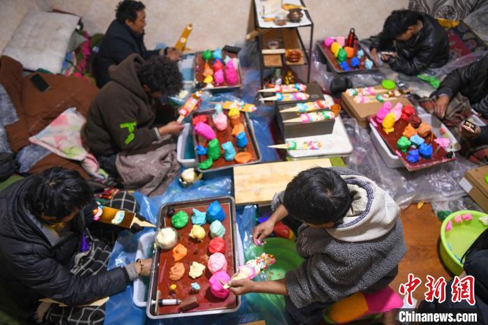 圖為拉薩手藝人制作年貨酥油花?！∝暩聛硭?攝