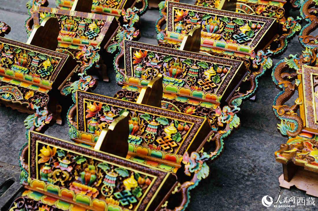 年貨市場(chǎng)上的切瑪盒。（切瑪盒是藏歷新年吉祥物，是在精制斗型木盒中用隔板分開(kāi)，分別盛入炒麥粒和糌粑，插上“仔卓”，象征著人壽年豐、吉祥如意。）人民網(wǎng) 次仁羅布攝