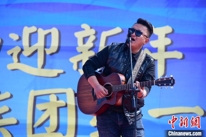 圖為文藝匯演現(xiàn)場?！∝暩聛硭?攝