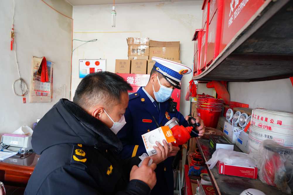 檢查消防器材。圖片由那曲消防提供