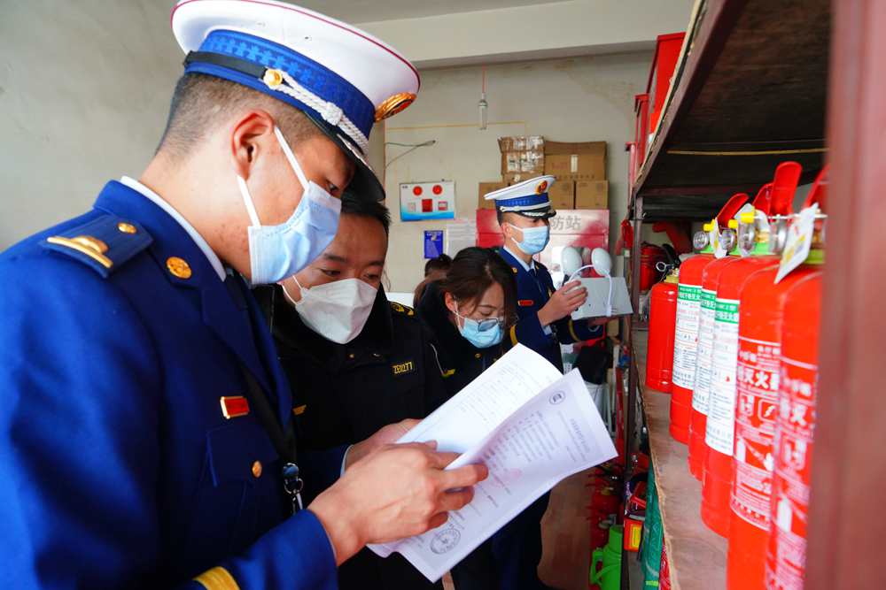 檢查消防器材。圖片由那曲消防提供