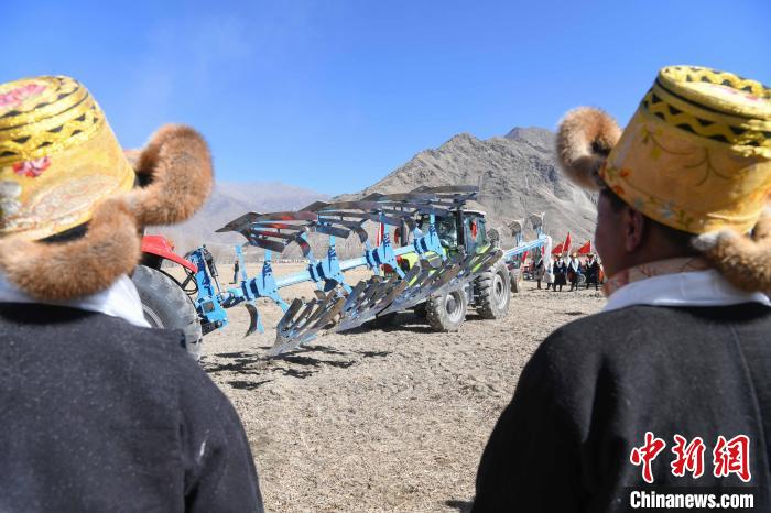圖為拉薩市曲水縣茶巴朗村春耕儀式現(xiàn)場?！∝暩聛硭?攝