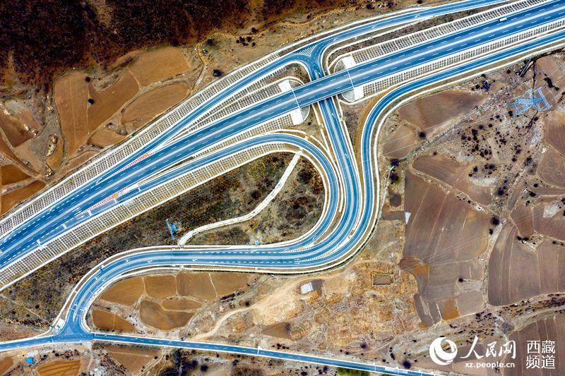 拉林高等級(jí)公路。徐馭堯攝