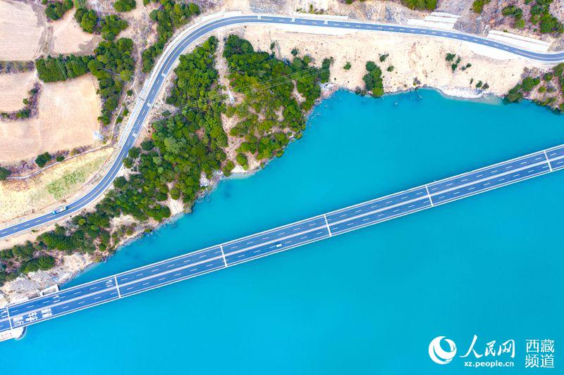 拉林高等級(jí)公路。徐馭堯攝