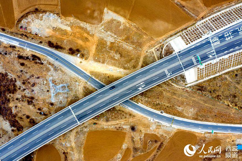 拉林高等級(jí)公路。徐馭堯攝