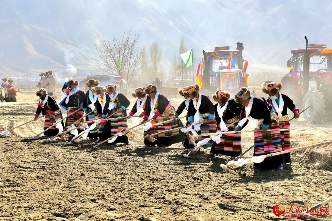 當(dāng)?shù)卮迕裆碇?jié)日盛裝，舉行春耕儀式。人民網(wǎng) 次仁羅布攝