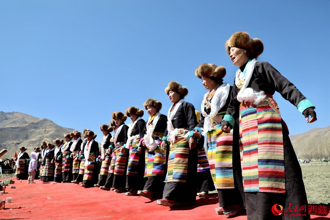 儀式結(jié)束后，農(nóng)田上仍洋溢著喜慶氣氛，村民們邊唱邊跳起了鍋莊舞。人民網(wǎng) 次仁羅布攝