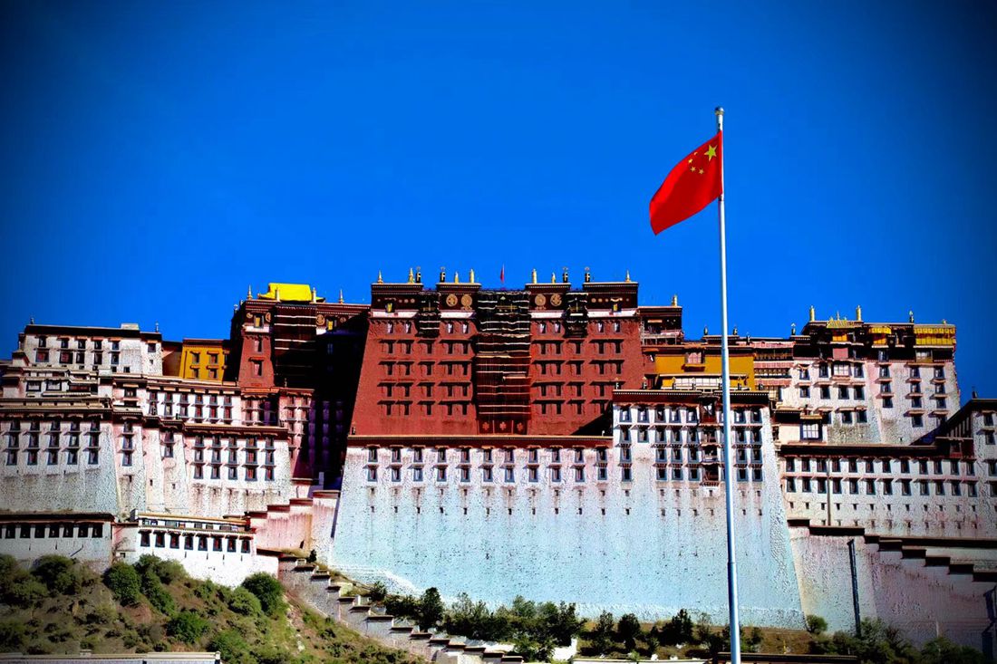 五星紅旗迎風(fēng)飄揚(yáng)。人民網(wǎng) 次仁羅布攝