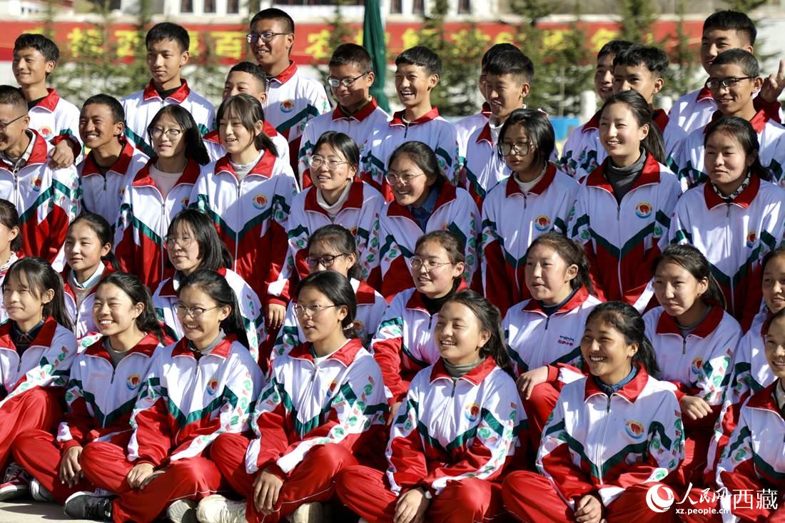 學(xué)生代表們合影留念。人民網(wǎng) 次仁羅布攝