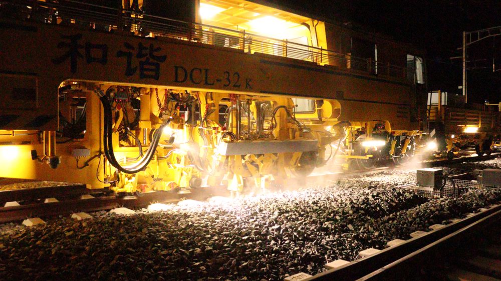 拉林鐵路迎來(lái)“大黃蜂”。祁國(guó)慶攝