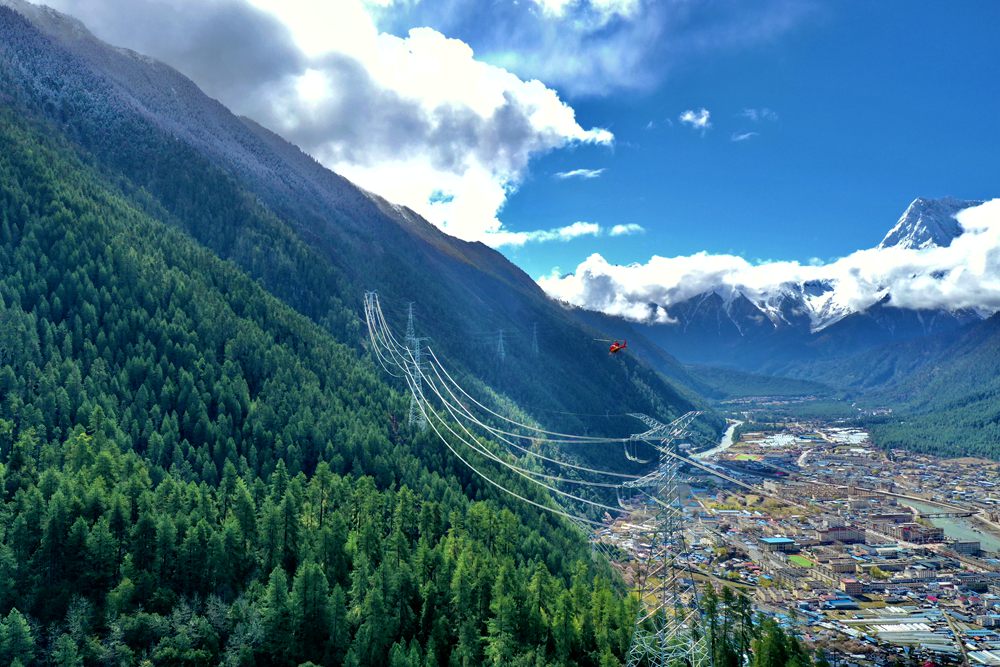 對波林線進(jìn)行巡視檢查。閆昱翰攝