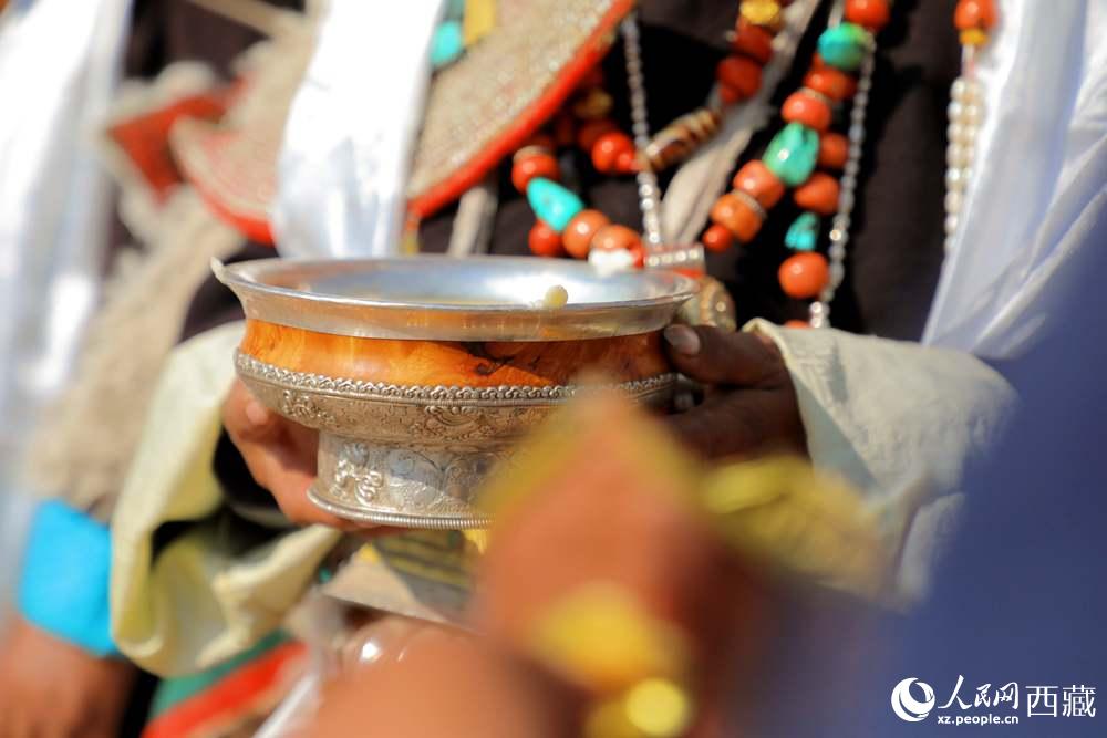 普蘭群眾展示當(dāng)?shù)靥厣?。人民網(wǎng) 李海霞攝