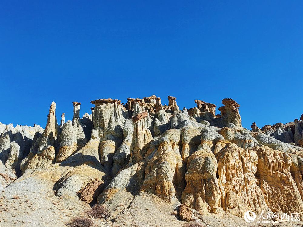 形態(tài)各異的土林。人民網(wǎng) 李海霞攝