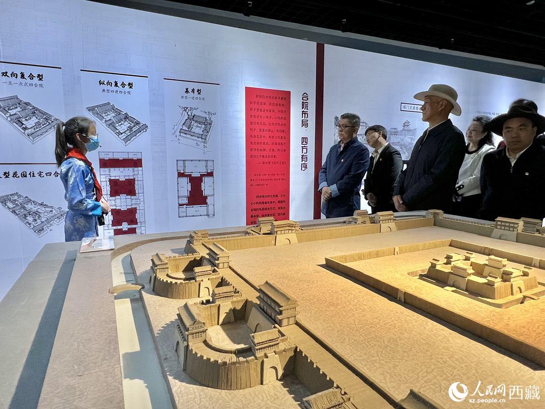 參觀人員認(rèn)真聆聽(tīng)講解員的解說(shuō)。人民網(wǎng) 次仁羅布攝