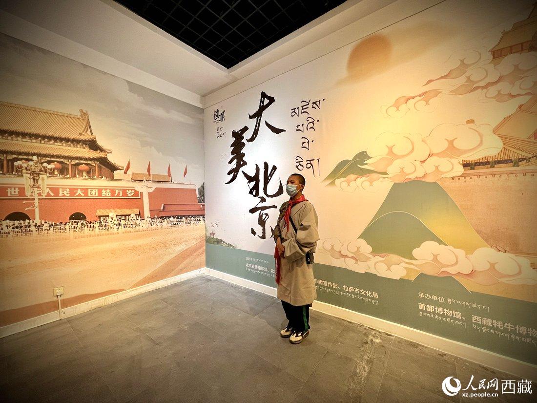 拉薩市北京實(shí)驗(yàn)中學(xué)的學(xué)生講解員進(jìn)行講解。人民網(wǎng) 次仁羅布攝