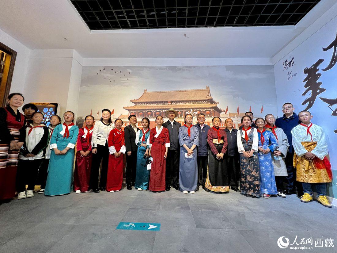 合影留念。人民網(wǎng) 次仁羅布攝